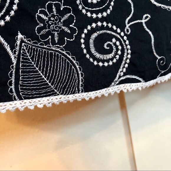 Black skirt side zip white stitched flowers Sz 10 - Picture 3 of 6